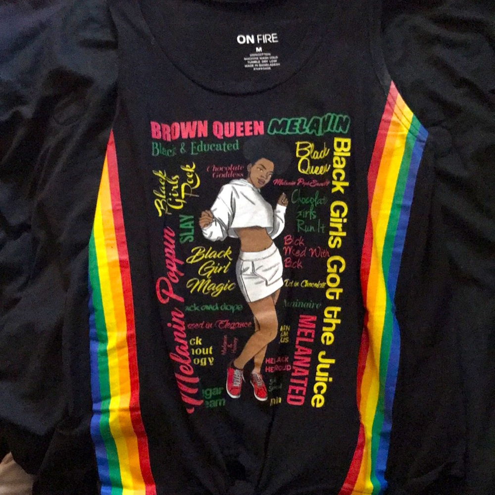 This is a tank top! Not cropped at all and has a black Queen on it. Old item
